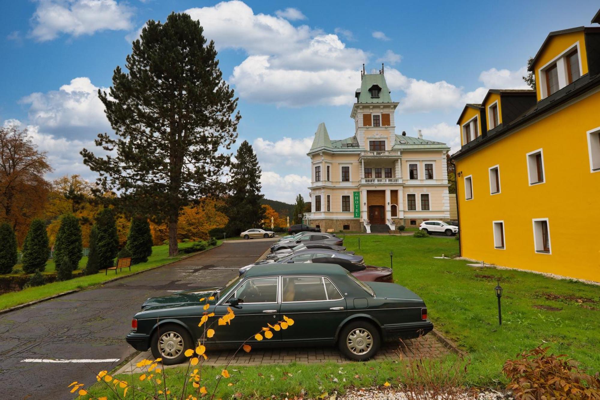 Hotel Chateau Cihelny KLV Exterior foto