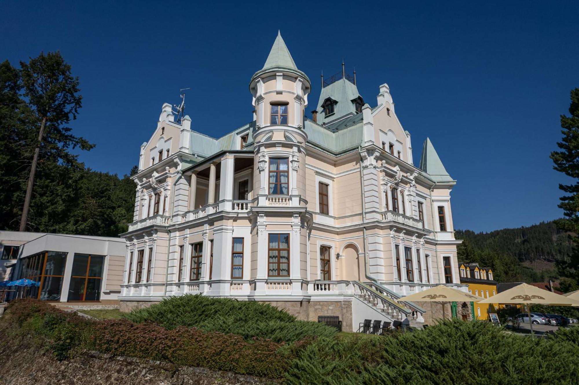 Hotel Chateau Cihelny KLV Exterior foto