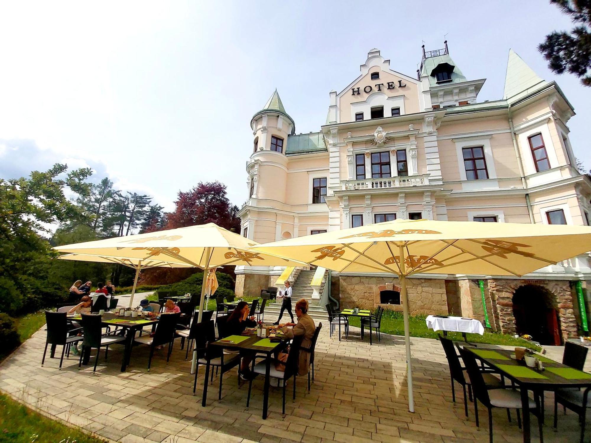 Hotel Chateau Cihelny KLV Exterior foto