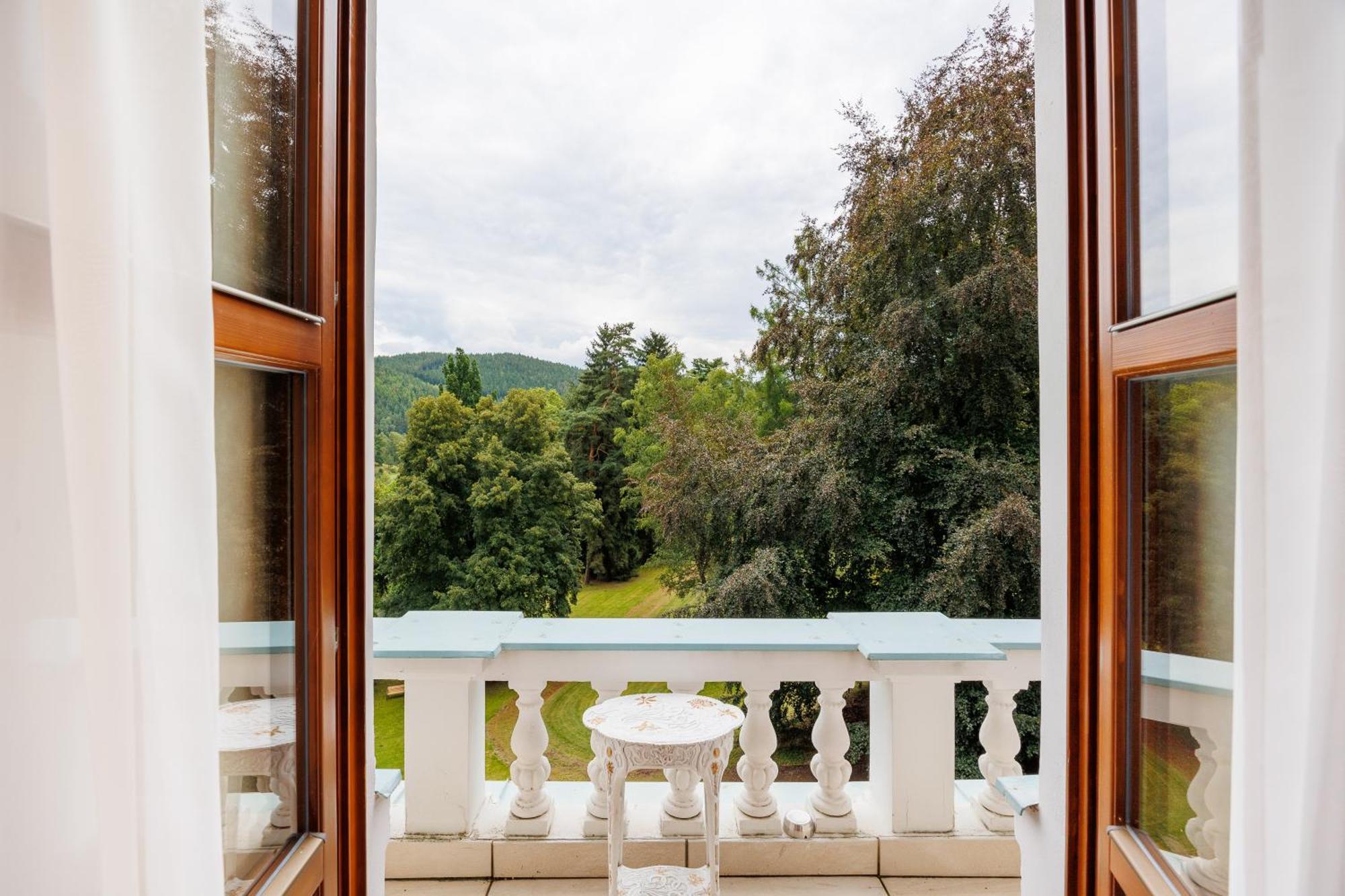 Hotel Chateau Cihelny KLV Exterior foto